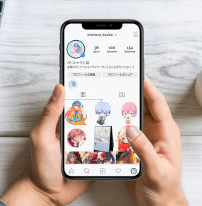 スマートフォンにオリジナルキャラクターを表示させた写真